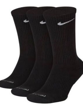 Nike Black Crew Athletic Socks with White Swoosh – 6 pack
Fits women’s 8-12